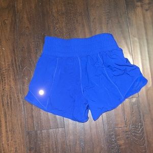 Lululemon hottest hot shorts SIZE 4 2.5 inch